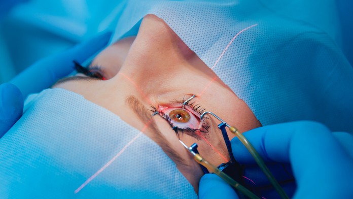 Konečne mali žiť naplno, no stal sa pravý opak. O rizikách operácií očí nám nepovedali všetko, tvrdia obete