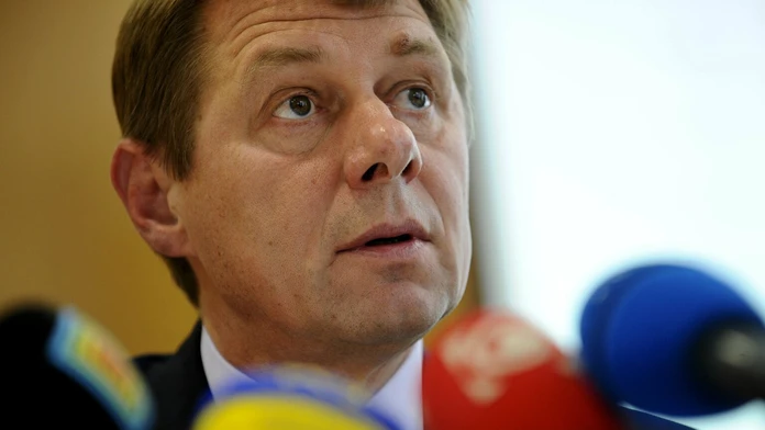 Šéf Daňového riaditeľstva SR Miroslav Mikulčík počas tlačovej konferencie 11. apríla 2011 v Bratislave.