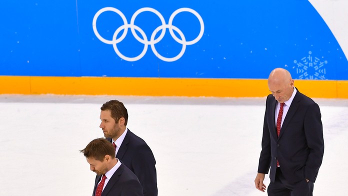 Tréner Craig Ramsay, tréner brankárov Ján Lašák a asistent trénera Vladimír Országh odchádzajú z ľadu po prehre s USA.