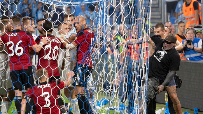 Nicolás Tagliafico z Ajaxu oslavuje gól v dueli LM proti Lille.