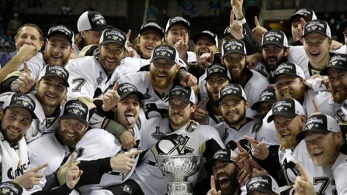 Hráči Pittsburgh Penguins pózujú so Stanleyho pohárom.