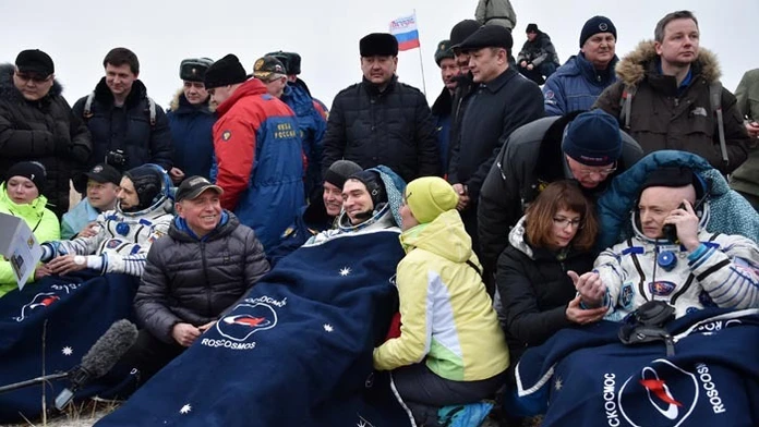 Americký astronaut Scott Kelly (vpravo), ruský kozmonaut Michail Kornijenko (vľavo) a Sergej Volkov oddychujú po návrate z ročne