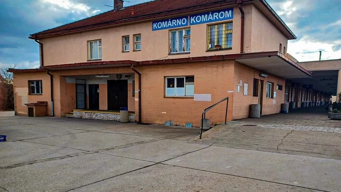Dráma na železničnej stanici: Mladík v Komárne pobodal muža