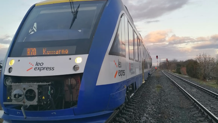 Vlak, ktorý zrazil 12-ročného chlapca.