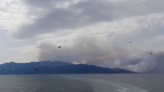 Južná časť gréckeho ostrova Thasos je v plameňoch.