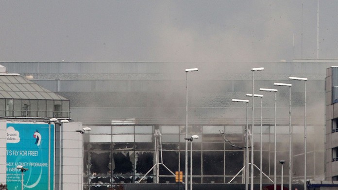 Dym stúpa z letiska Zaventem po riadenom výbuchu v Bruseli.