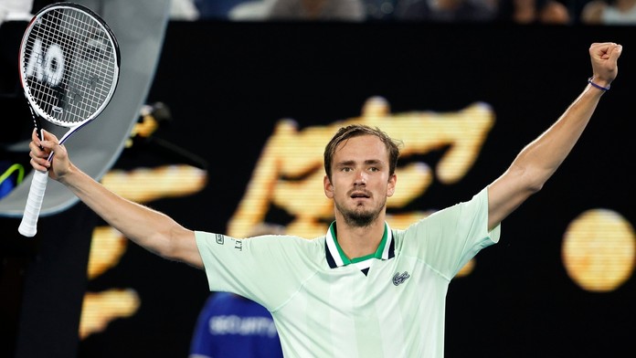 Ruský tenista Daniil Medvedev sa teší po víťazstve nad Grékom Stefanosom Tsitsipasom.