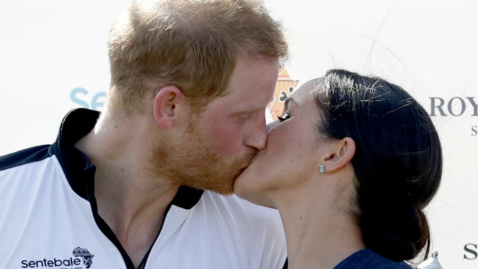 Meghan Markle a princ Harry sa pobozkali na verejnosti.