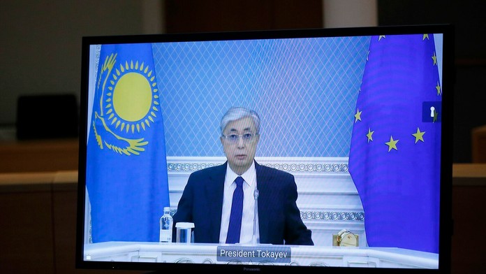 Kazašský prezident Kasym-Žomart Tokajev počas videokonferencie s predsedom Európskej rady Charlesom Michelom.