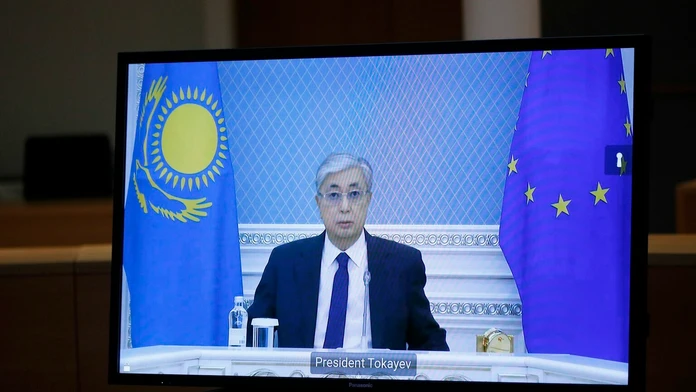 Kazašský prezident Kasym-Žomart Tokajev počas videokonferencie s predsedom Európskej rady Charlesom Michelom.