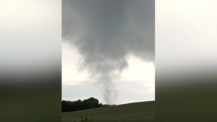 Slovenský hydrometeorologický ústav (SHMÚ) analyzuje možný výskyt tornáda pri obci Kružno neďaleko Rimavskej Soboty. 