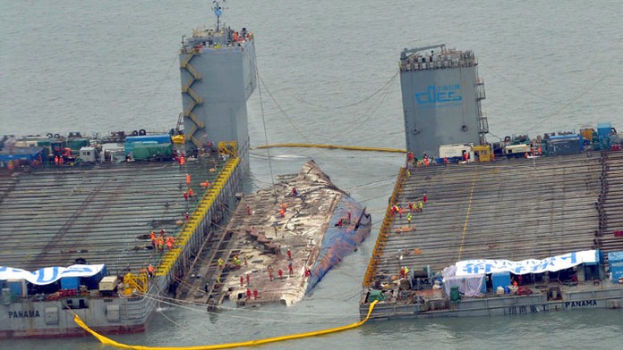 Potopený trajekt Sewol vyzdvihli na hladinu.