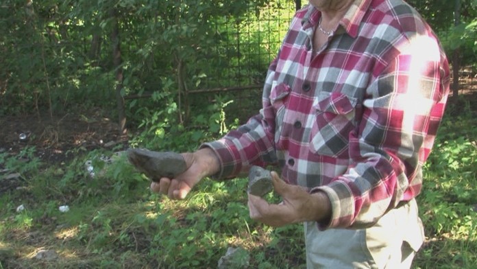 Deti s kameňmi rozbíjajú okná a nezadržia ich ani ploty.