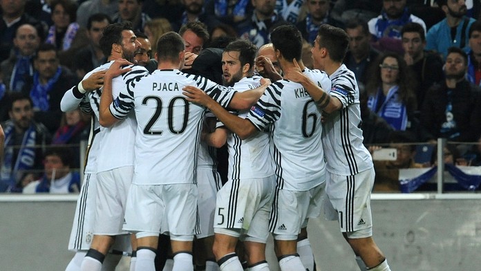 Hráči Juventusu sa tešia z gólu v sieti Porta v osemfinále LM.