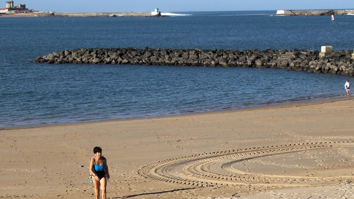 Na francúzskej pláži pri Saint-Jean-de-Luz bolo na Štedrý deň 17 stupňov.