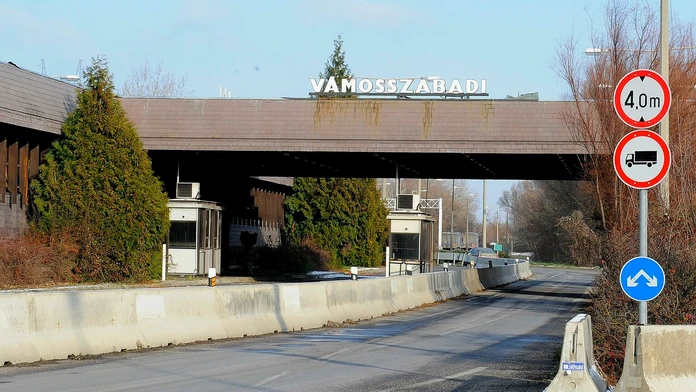Opustený hraničný priechod Medveďov - Vámosszabadi. (archív 2015)