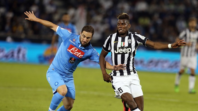 Na snímke vľavo argentínsky útočník Neapola Gonzalo Higuain, vpravo francúzsky stredopoliar Juventusu Paul Pogba