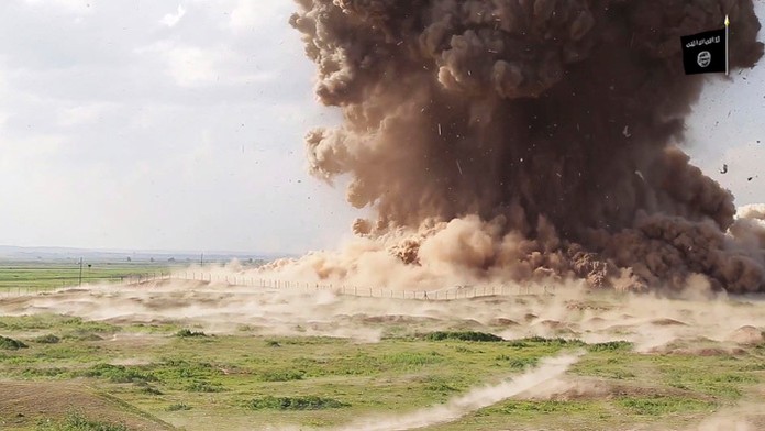 Na snímke z videa, ktorú zverejnila  extrémistická skupina Islamský štát (IS), militanti IS ničia staroveké mesto Nimrúd na seve