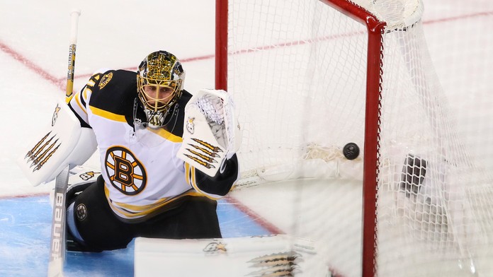 Zľava Nick Paul, Craig Anderson, Connor Brown a Mark Borowiecki z Ottawy oslavujú triumf nad San Jose.