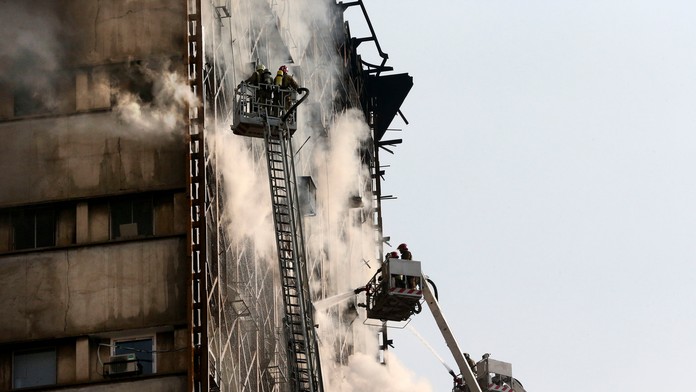 Horiaca ikonická výšková budova Plasco.