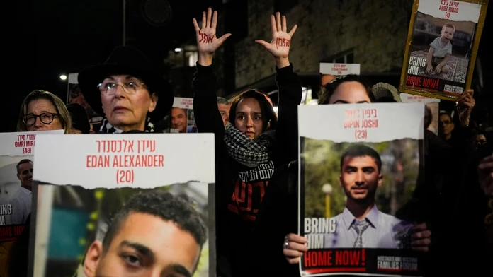 Príbuzní a podporovatelia izraelských rukojemníkov, ktorých v pásme Gazy zadržiava militantná skupina Hamas.