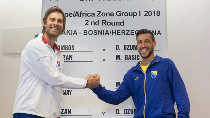 Na snímke hráči prvej dvojhry stretnutia vľavo Norbert Gomboš (Slovensko) a vpravo Damir Džumhur (BaH).