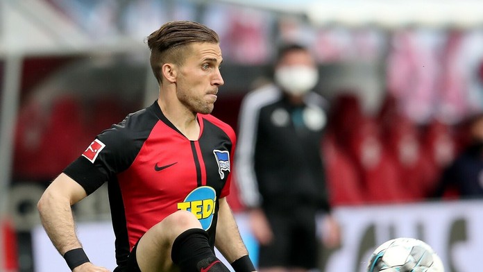 Starší pacient sa lieči vo vnútri neinvazívneho ventilačného systému s názvom "Vanessa Capsule“.