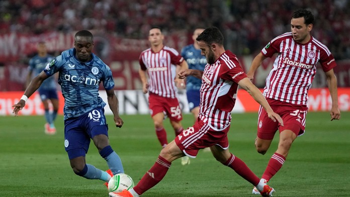 Hráč Aston Villy Moussa Diaby (vľavo) bojuje o loptu s Quiniom z Olympiakosu