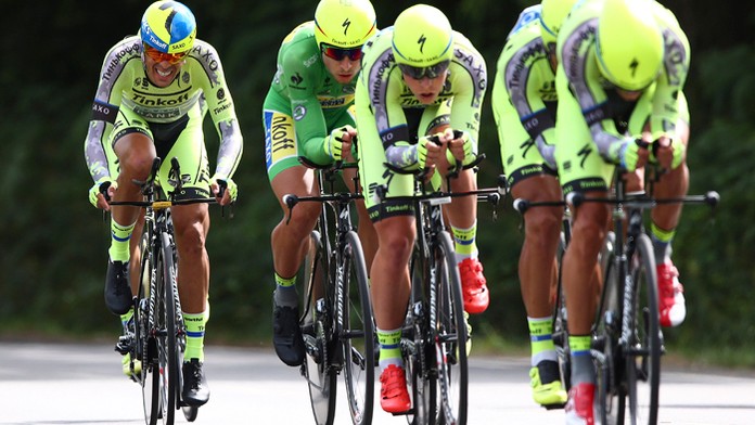 Španiel Alberto Contador (prvý zľava) a Peter Sagan v zelenom (druhý zľava) počas časovky z Vannes do Plumelecu.