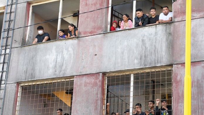 Veriaci na Luníku IX počas pápežovej návštevy.