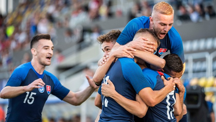 Futbaloví reprezentanti do 21 rokov sa tešia po strelení gólu v príprave do talianskej brány.