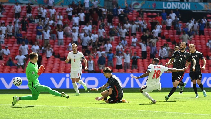 Raheem Sterling strieľa víťazný gól do siete Chorvátska.