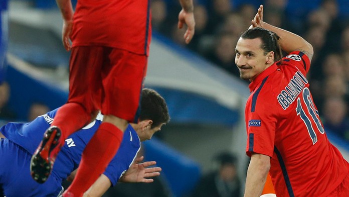 Zlatan Ibrahimovič (PSG), ktorý v snahe získať loptu v sklze neúmyselne zasiahol Oscara. Dostal červenú.