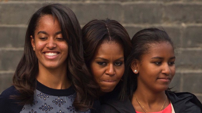 Michelle Obamová s dcérami Sashou a Maliou (vľavo).