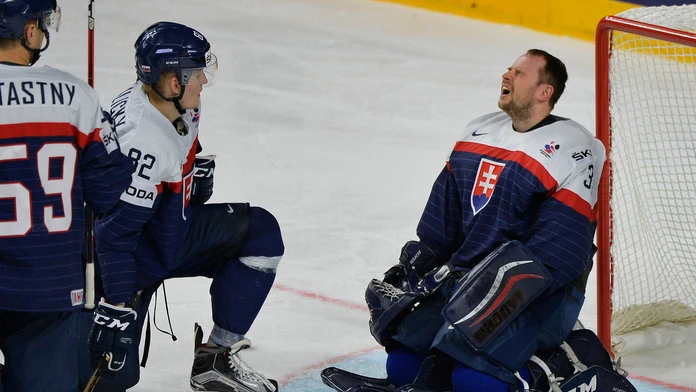 Na snímke zľava Andrej Šťastný, Pavol Skalický a brankár Július Hudáček.
