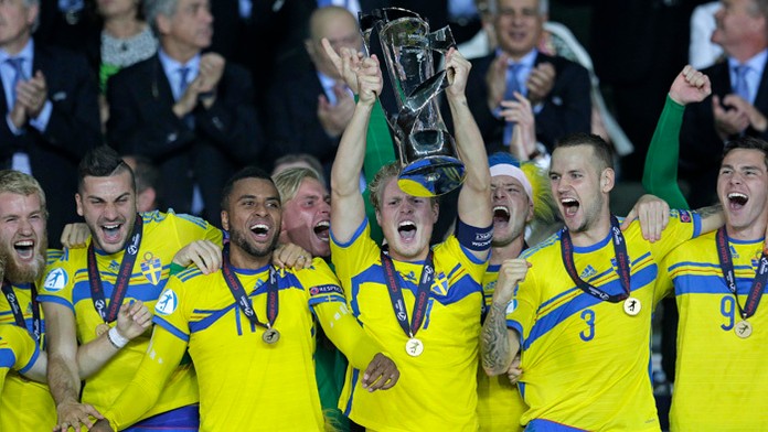 Švédsky hráč Oscar Hiljemark drží nad hlavou trofej pre majstrov Európy do 21 rokov.