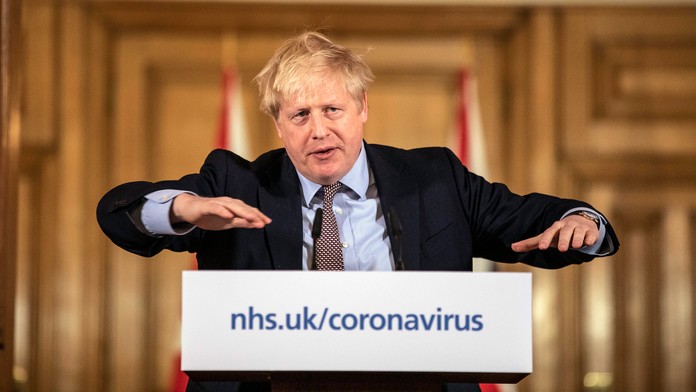 Britský premiér Boris Johnson počas tlačovej konferencie v súvislosti s  celosvetovou pandémiou koronavírusu.