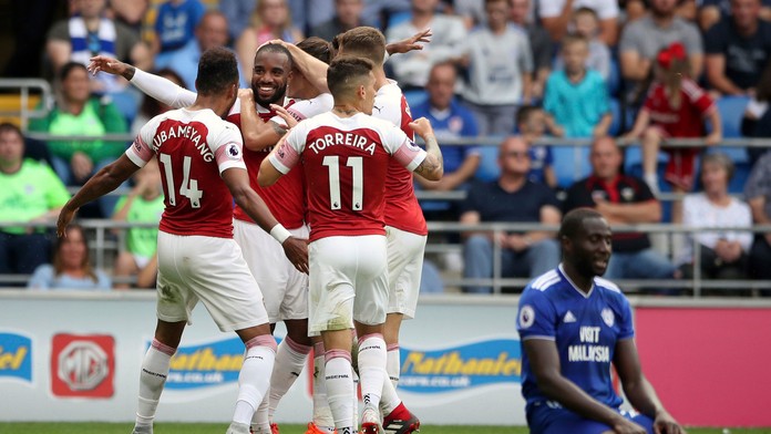 Hráči Arsenalu oslavujú gól proti Cardiffu.