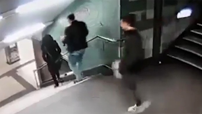 Muž skopol ženu zo schodov.