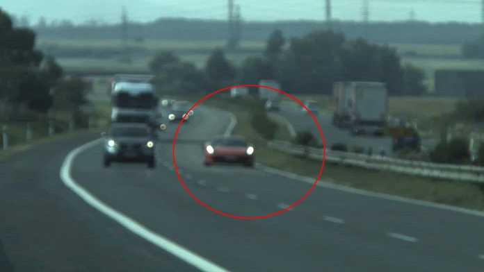 Na Ferrari sa rútil po diaľnici 240 km/h. Zaplatil pokutu a šiel ďalej