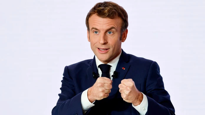 Na archívnej snímke z 9. decembra 2021 francúzsky prezident Emmanuel Macron gestikuluje počas tlačovej konferencie v Paríži.
