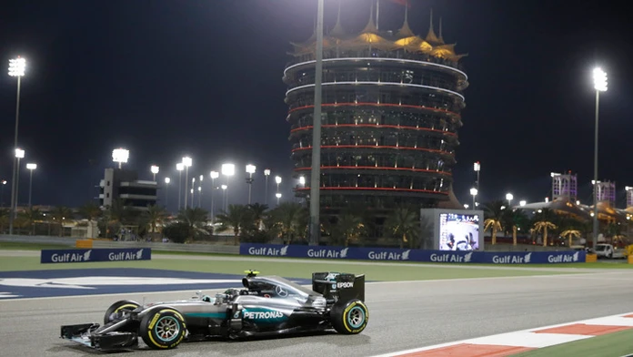 Nico Rosberg na Mercedese na trati počas Veľkej ceny Bahrajnu.