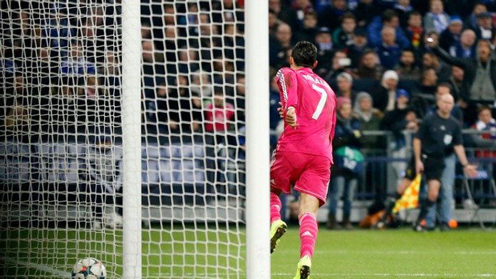 Útočník Realu Cristiano Ronaldo sa teší po strelení gólu v zápase osemfinále futbalovej LM.