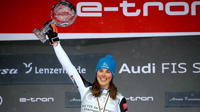 Petra Vlhová a veľký kryštáľový glóbus.