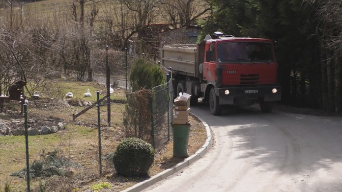 Nákladiak v Rajeckej doline.