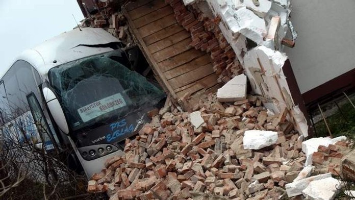 Autobus narazil do obytného domu v obci Sianow
