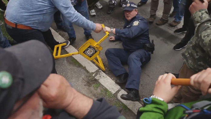 Policajt chcel dať papuču na auto kotlebovcov