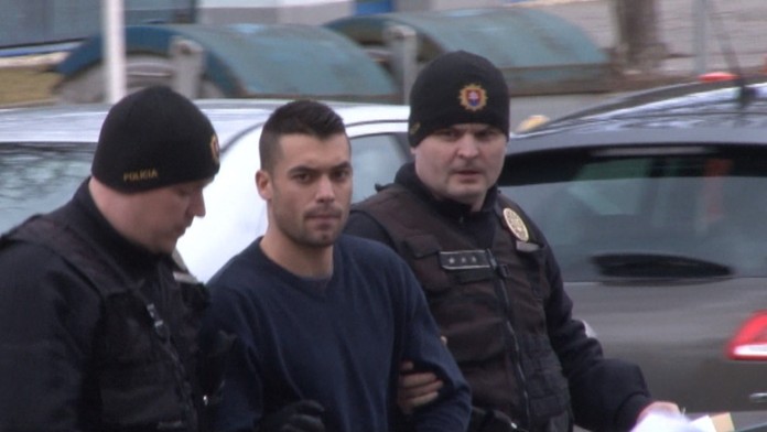 Dvadsaťdvaročný mladík sa postavil pred sudkyňu.