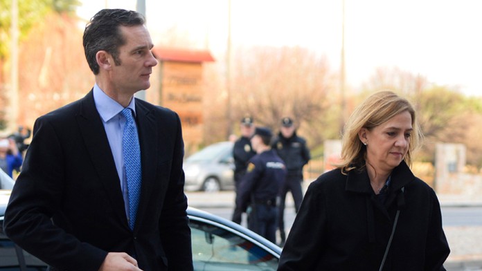Španielska princezná Cristina a jej manžel Inaki Urdangarin prichádzajú na súd v španielskej Palma de Mallorce .