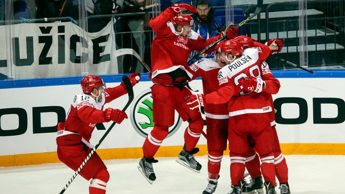 Dánski hráči sa tešia po víťazstve nad Českom na MS v Moskve.